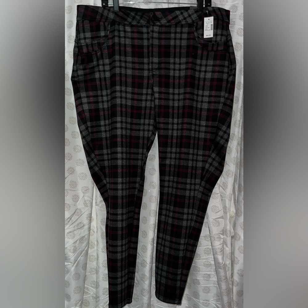 Women’s skinny Plaid Pants - Black and Red